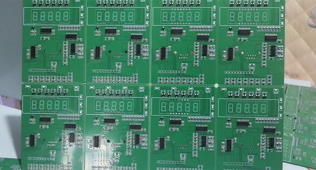 Hey guys，last post we talked about the Qihe tech  SMT line setup engineers helped customer build a brand new TVM925S smt pick and place machine with customized cabinet for pcb assembly.Now let's take a look at the video of the customer operating the TVM925S placement machine .